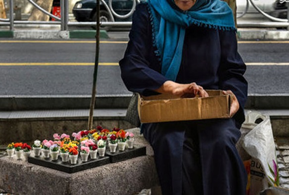 مهارت‌زدایی از بازار کار زنان ایرانی/ چرا ۲ میلیون زن در حاشیه‌های پرخطرِ اقتصاد، نان درمی‌آورند؟!